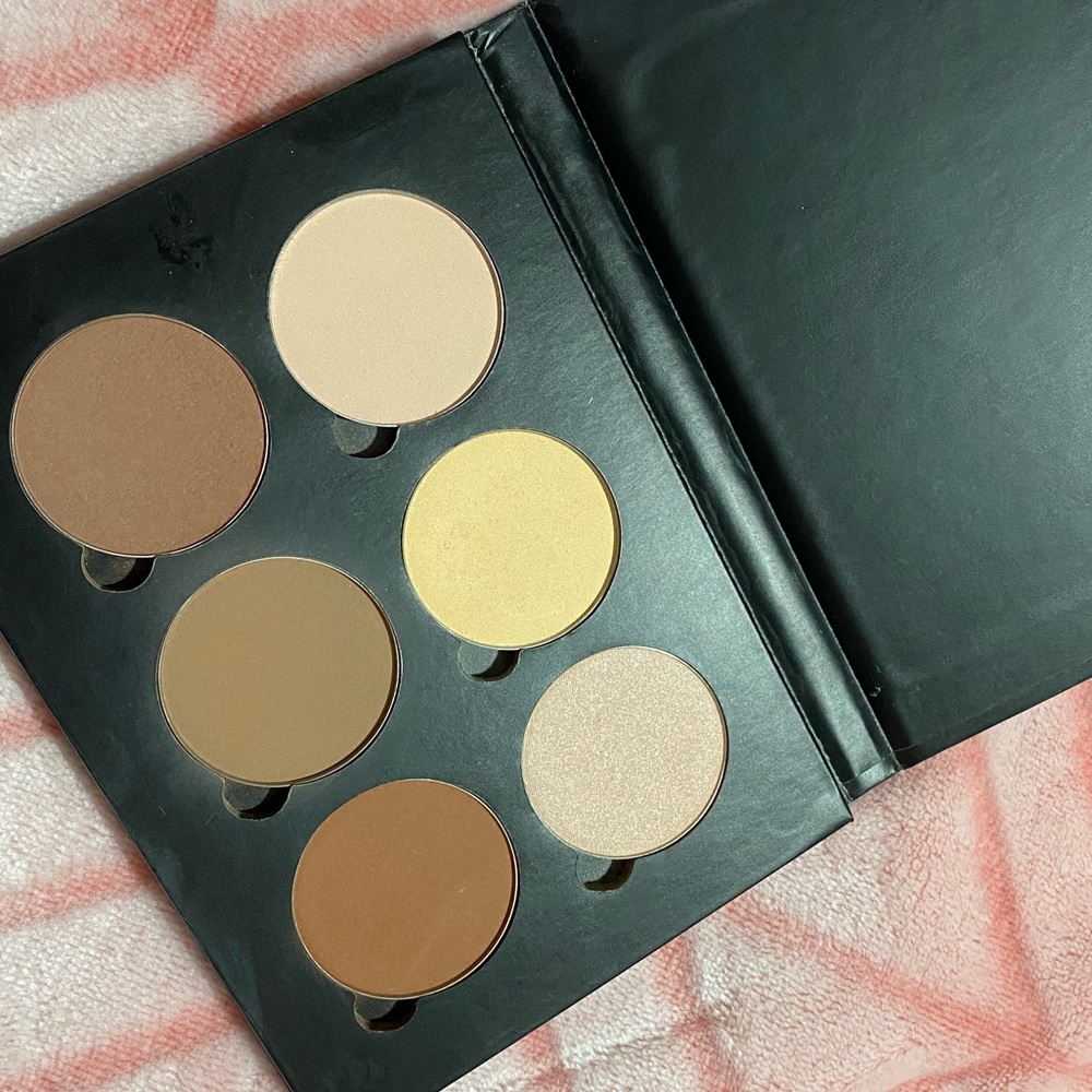 Anastasia Light - Medium contour kit✨